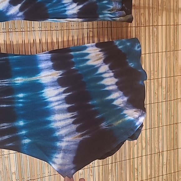 Tie-dyed Teal & Navy Flaired Leggings - Picture 5 of 12